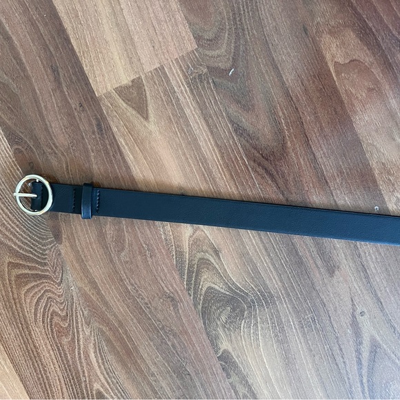 ✨FREE WITH BUNDLE PURCHASE✨ H&M loop gold faux leather belt - Picture 2 of 4